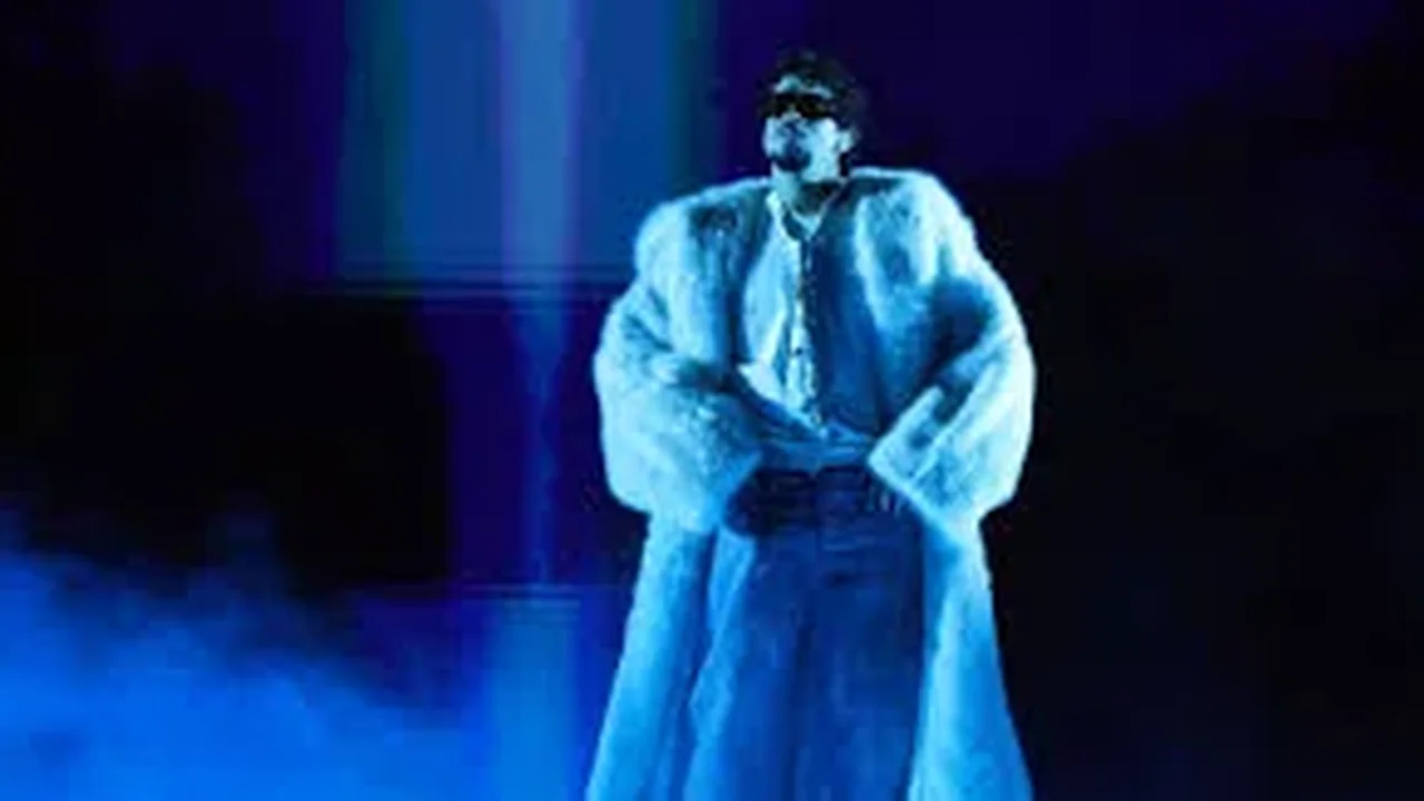 Bad Bunny en escenario de estadio durante su gira 2023, anticipando su nueva gira 2026