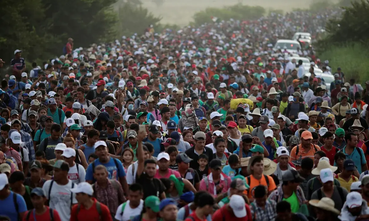 Migrantes centroamericanos formando caravana en Tapachula, Chiapas, México