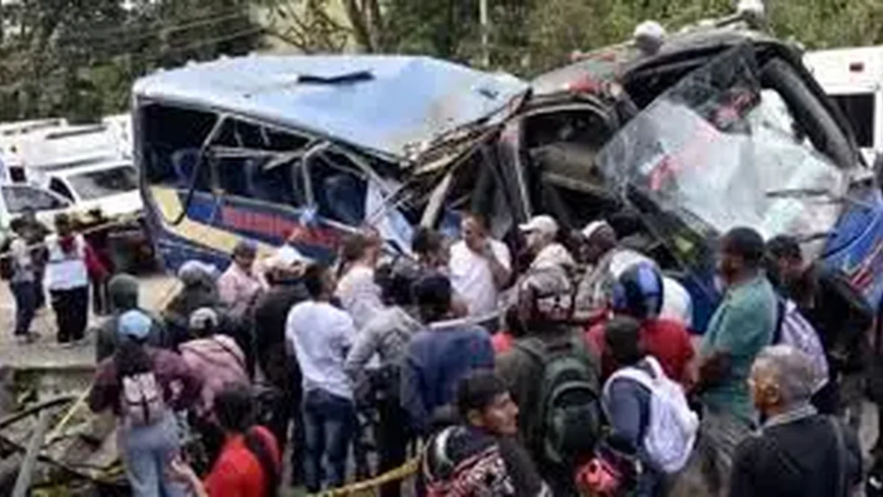 Familiares de víctimas rinden homenaje en el lugar del atentado sobre la Carretera Panamericana en Cajibío, Colombia, el 26 de abril de 2026