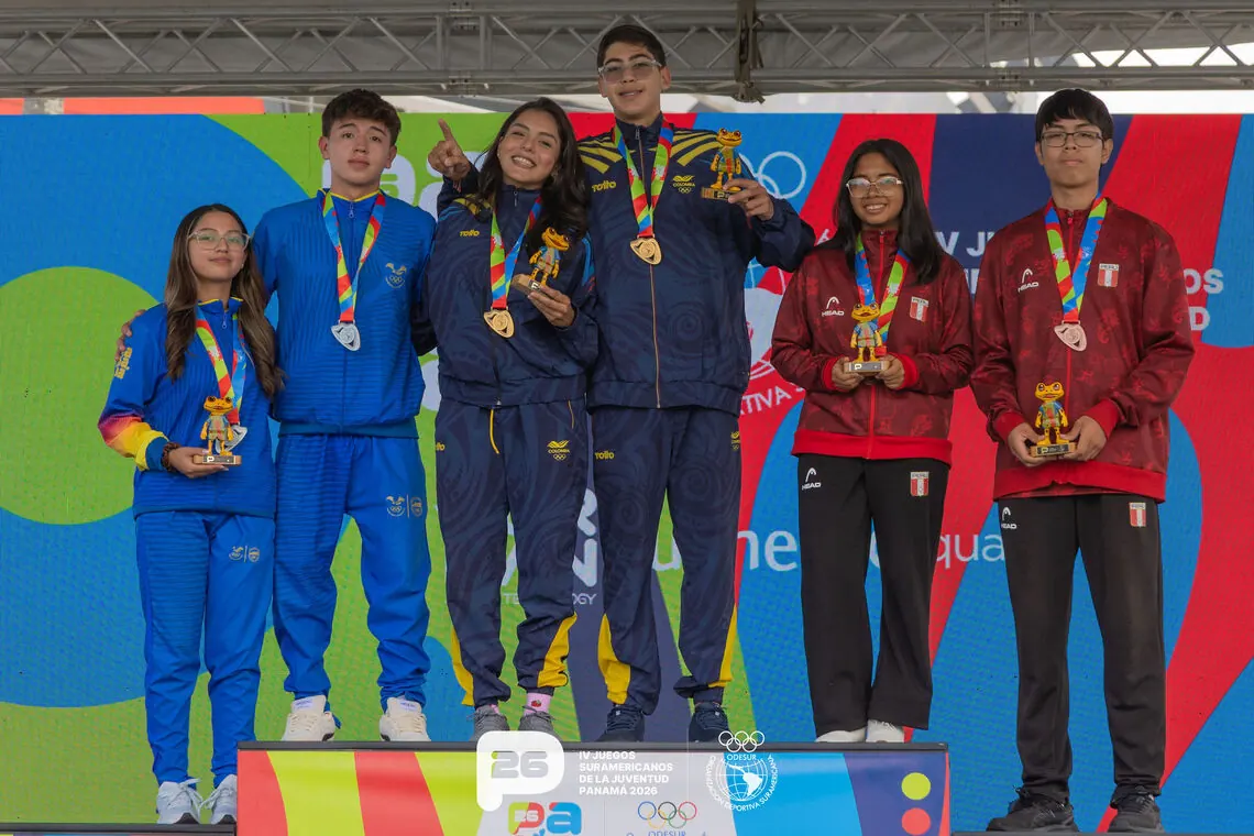 Atletas colombianos celebran medalla de oro en los Juegos Suramericanos Bogotá 2026