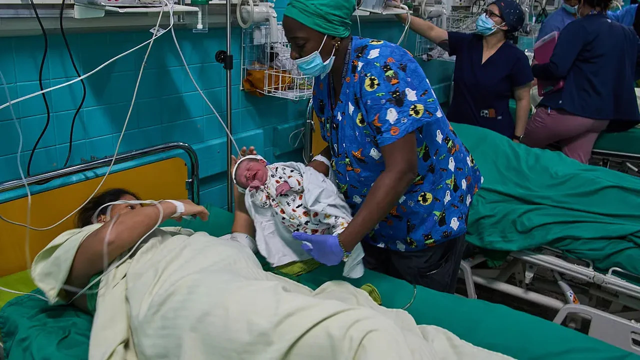 Hospital público en La Habana, Cuba, con pacientes y personal médico