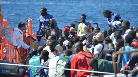 España regulariza a 300.000 inmigrantes latinoamericanos