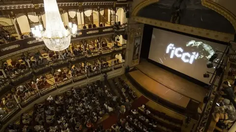 Palacio de la Inquisición en Cartagena iluminado durante el Festival Internacional de Cine FICCI 65