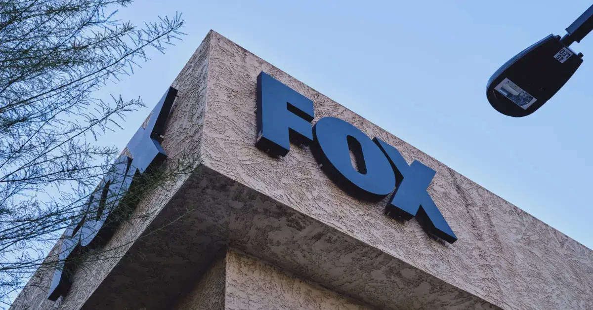 Logo de Fox Channel sobre mapa de América Central con colores deportivos