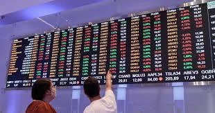 Operadores del mercado bursátil de São Paulo observan el avance del Ibovespa