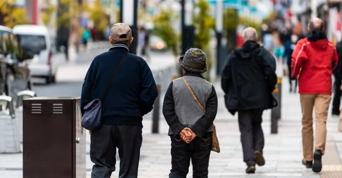 Adultos mayores en un parque de Buenos Aires representando el envejecimiento demográfico de América Latina