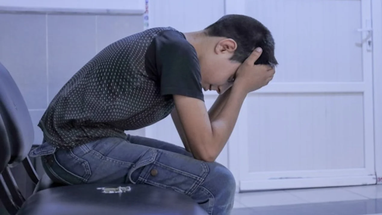 Jóvenes mexicanos en sesión de bienestar emocional en escuela secundaria