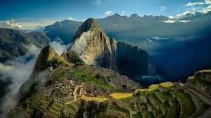 Ciudadela inca de Machu Picchu al amanecer con turistas siguiendo los nuevos protocolos de acceso