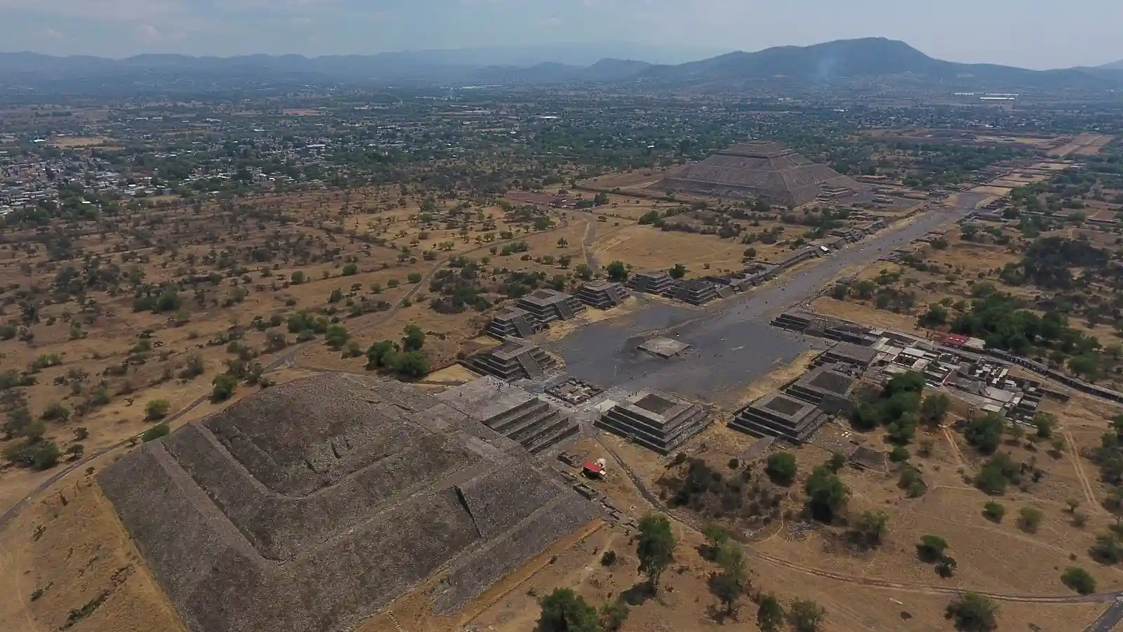 Vista de la Pirámide de la Luna en Teotihuacán, Estado de México, tras el tiroteo del 20 de abril de 2026