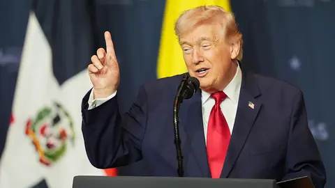 El presidente Trump firma la declaración de la cumbre Shield of the Americas el 7 de marzo de 2026 en Doral, Florida, junto a líderes latinoamericanos