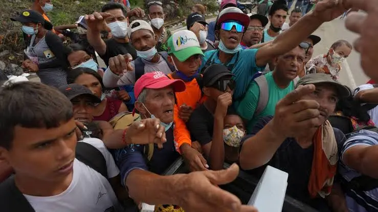 Sobrevivientes del terremoto en Venezuela enfrentan una crisis sanitaria mientras organizaciones de ayuda responden a los riesgos de enfermedades y la escasez de suministros médicos.